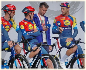 Teampr&auml;sentation bei der D-Tour 2025