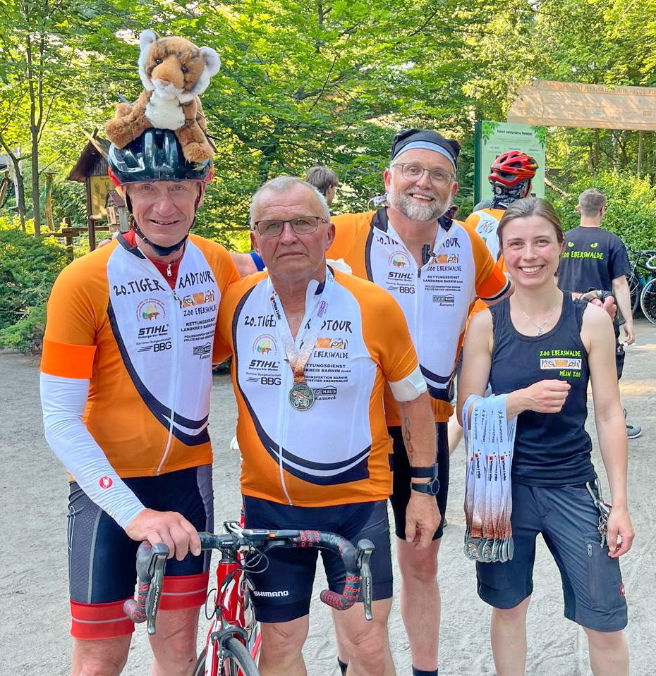 Teilnehmer der 20. Tigerradtour im Zoo Eberswalde