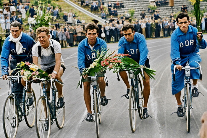 Siegerehrung von Fahrern der DDR-Nationalmannschaft auf der Radrennbahn