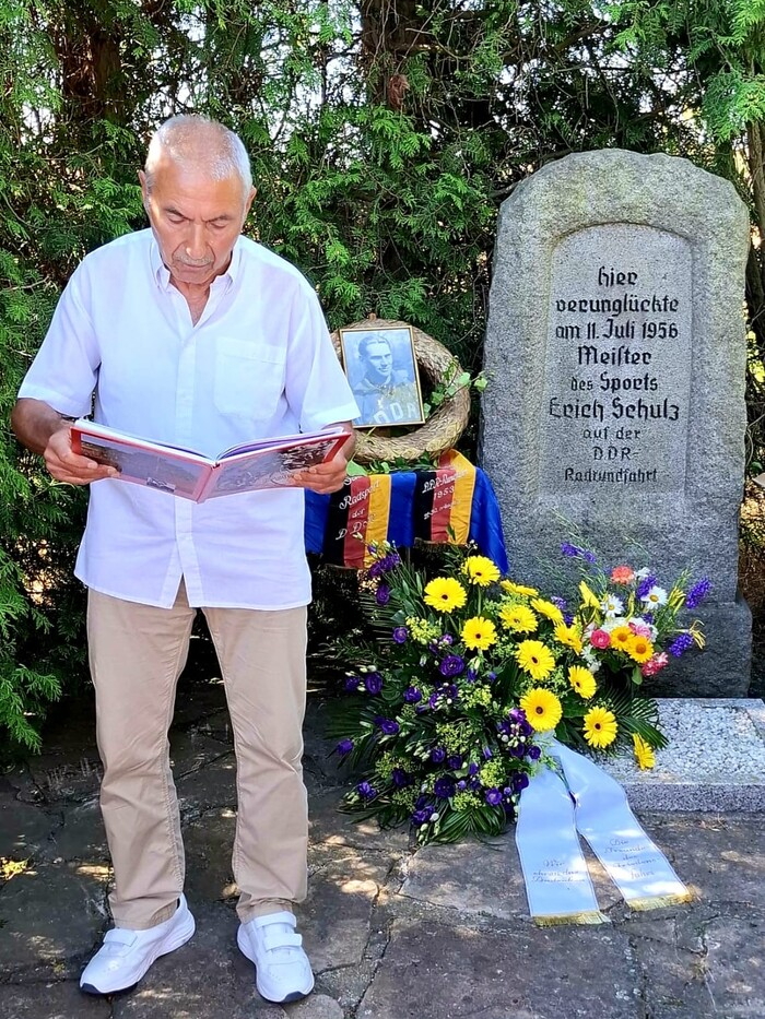 Raimund Dinter liest aus seinem Buch über Erich Schulz vor