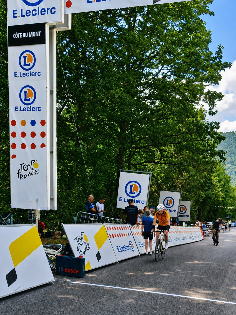 Ankunft an der Bergwertung Côte du Mont mit E.Leclerc-Banner