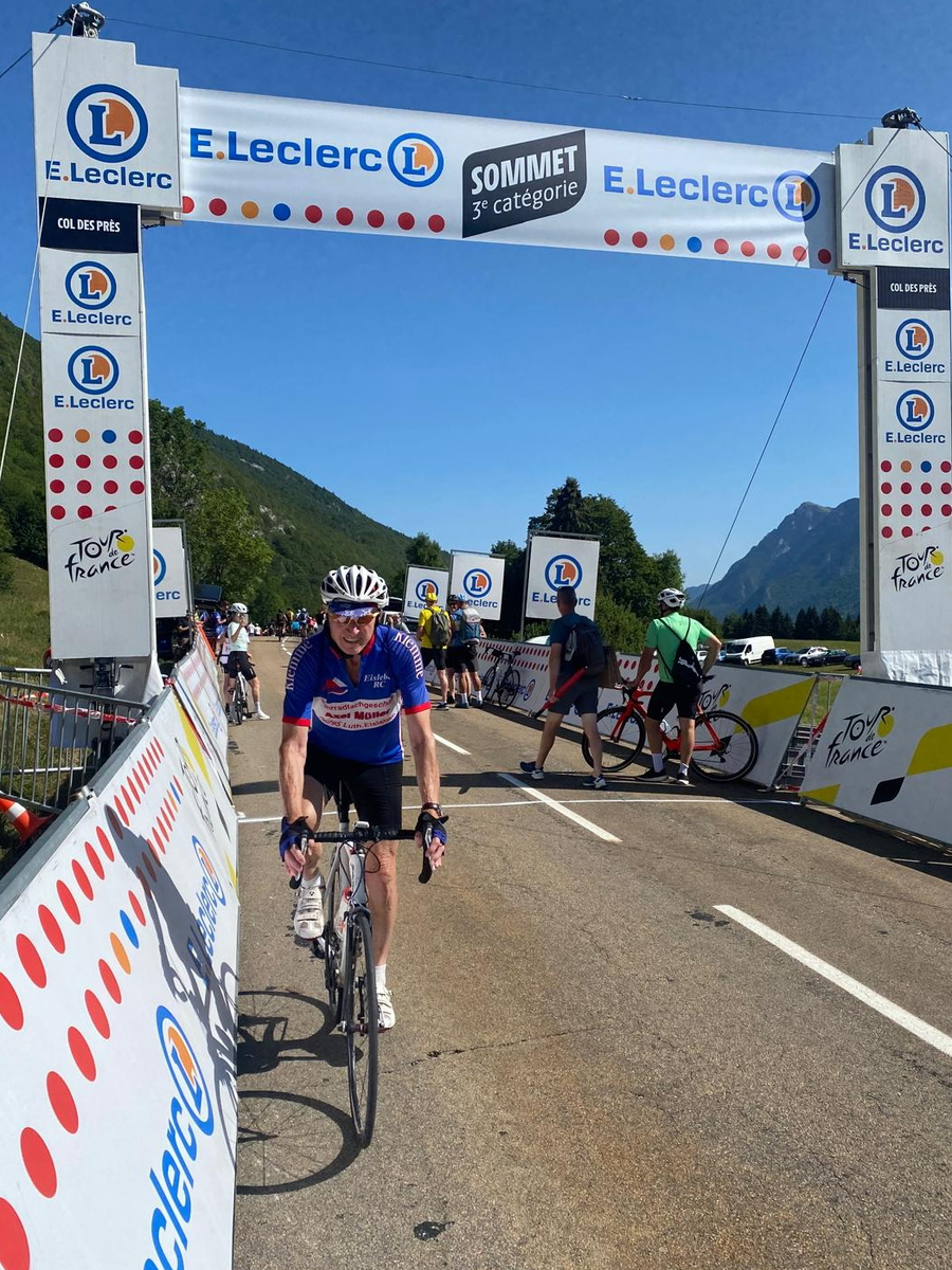 Ankunft am Gipfel des Col des Prés mit E.Leclerc-Banner Sommet 3e catégorie