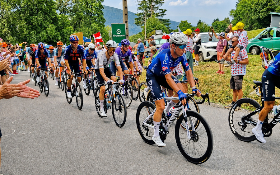 Fahrerfeld auf der Auffahrt nach Alpe d'Huez, umjubelt von den Zuschauern