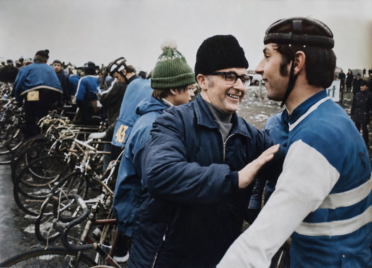 Historische Aufnahme von Radsportlern bei einer Veranstaltung