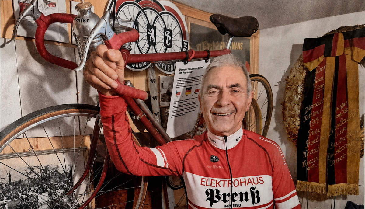 Raimund Dinter im Paul-Dinter-Archiv mit einem historischen Rennrad