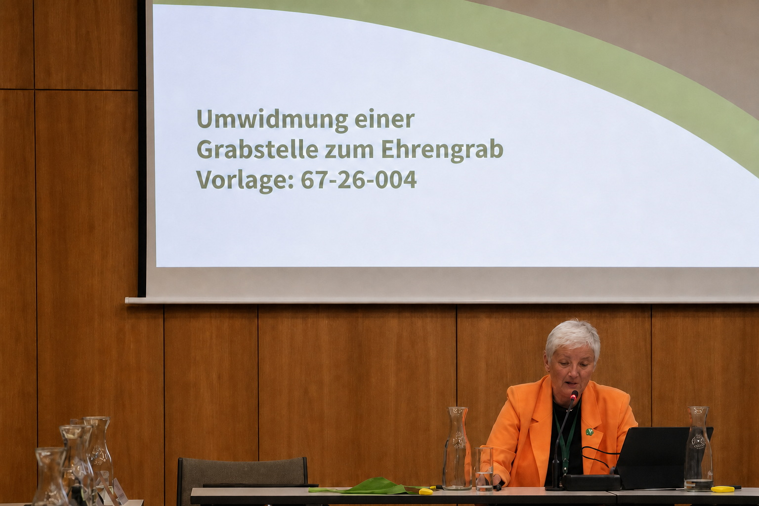 Bürgermeisterin Michaela Wiezorek während der Beratung über die Umwidmung zum Ehrengrab