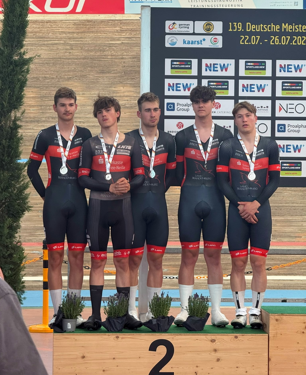 Brandenburger U19-Mannschaft mit Silbermedaillen auf dem Podium