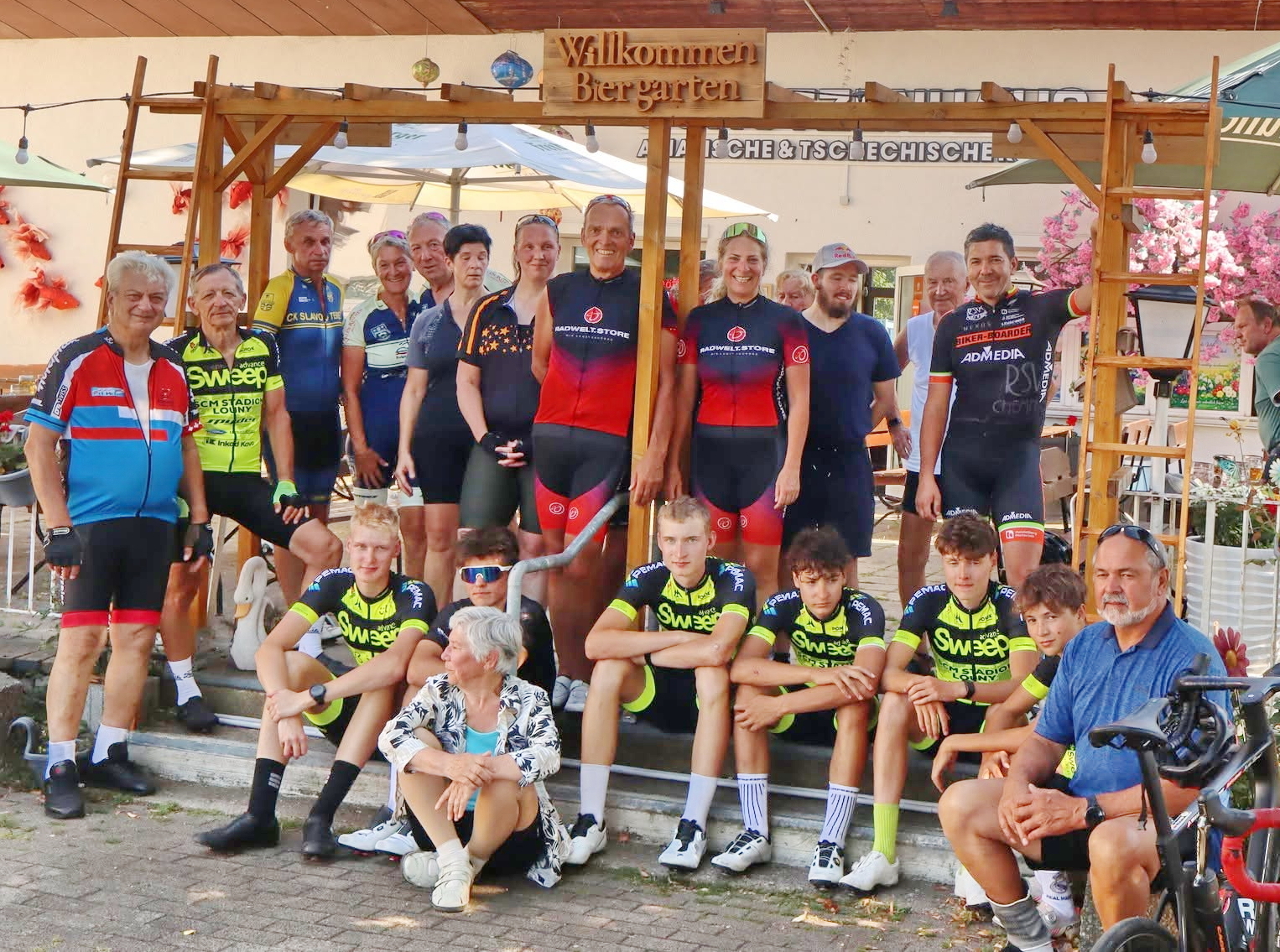 Deutsche und tschechische Radsportler gemeinsam im Biergarten