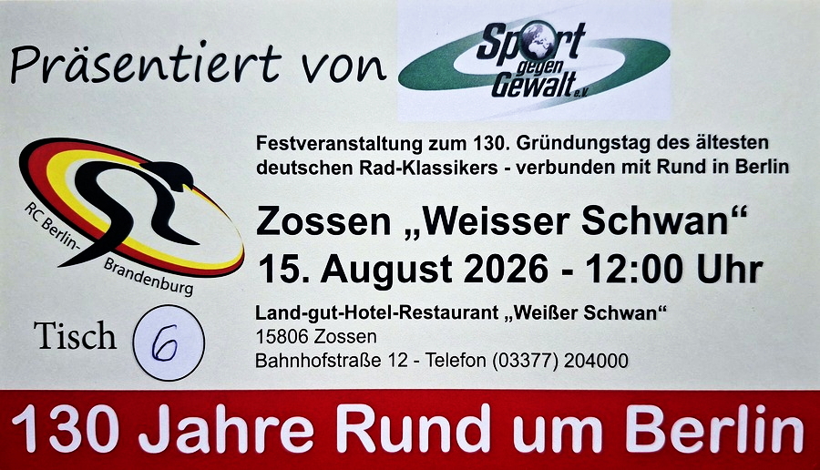 Historische Radsporttrikots und Erinnerungsstücke bei der Ausstellung