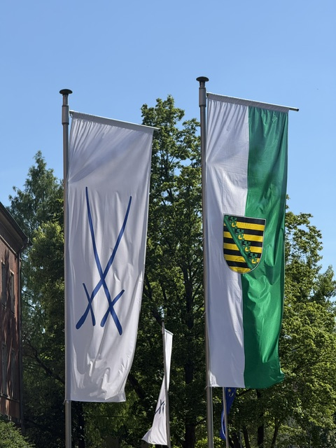 Fahnen mit den Zeichen der Porzellanmanufaktur Meißen und des Freistaates Sachsen