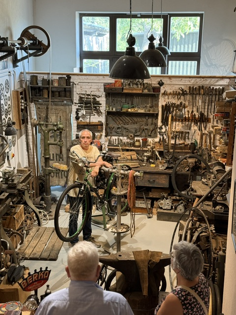 Museumsführung zwischen historischen Fahrrädern und Werkstattausstattung im Velocium