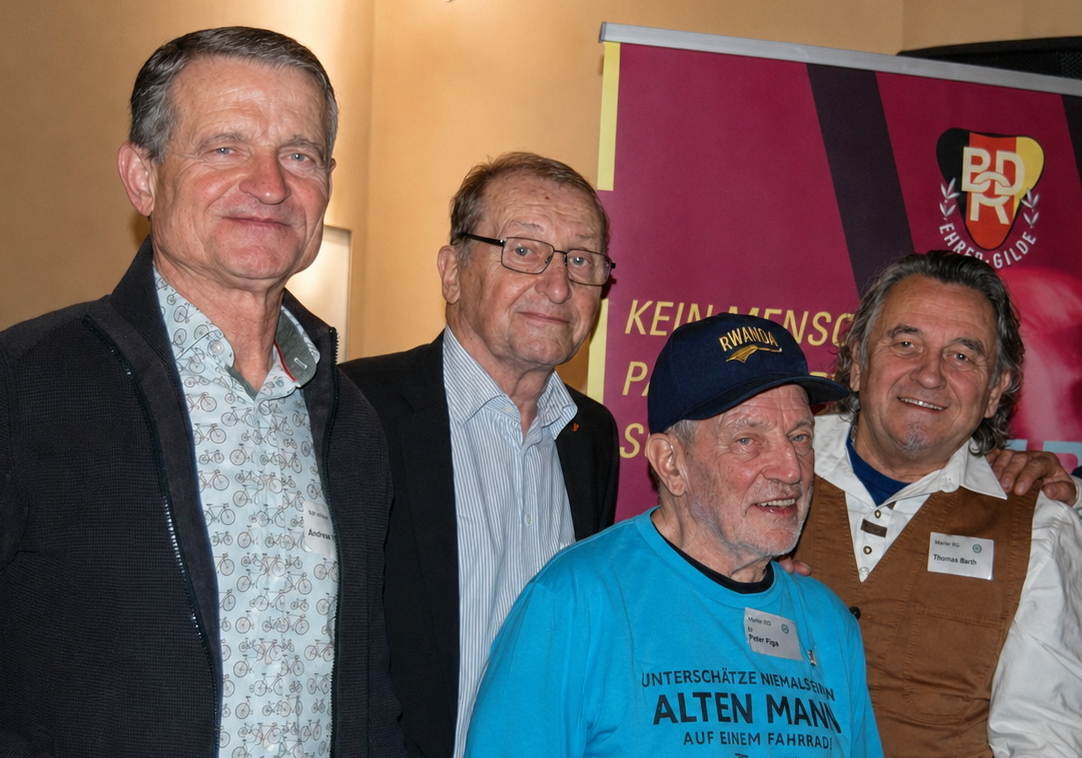 Wolfgang Schoppe mit zwei Weggefährten bei einer Veranstaltung