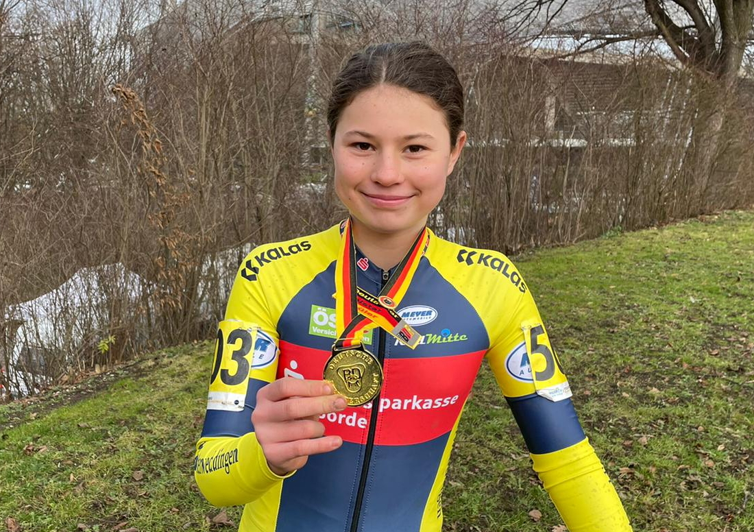 Edda Bieberle im Vereinstrikot mit einer Medaille