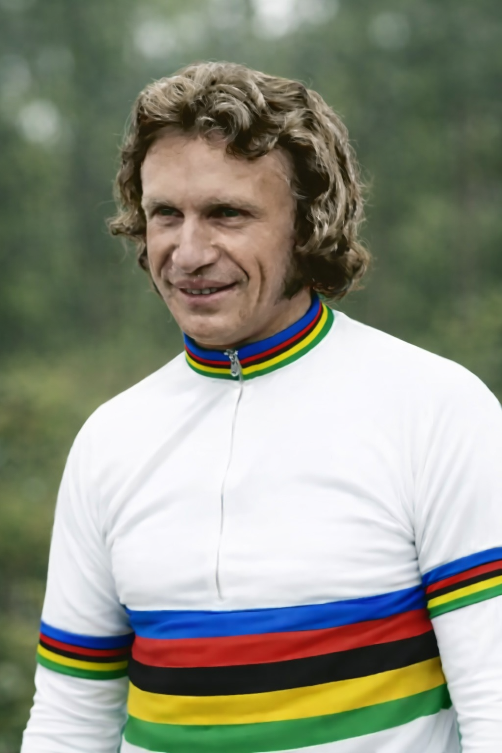 Thomas Huschke im weißen Weltmeistertrikot mit Regenbogenstreifen