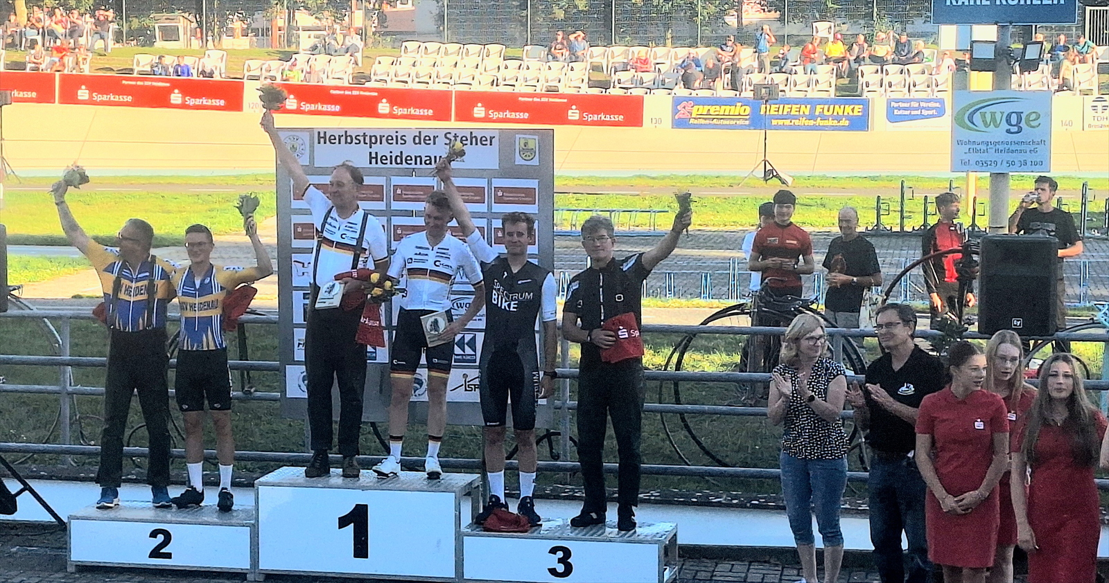 Sportler und Schrittmacher bei der Siegerehrung des Herbstpreises der Steher