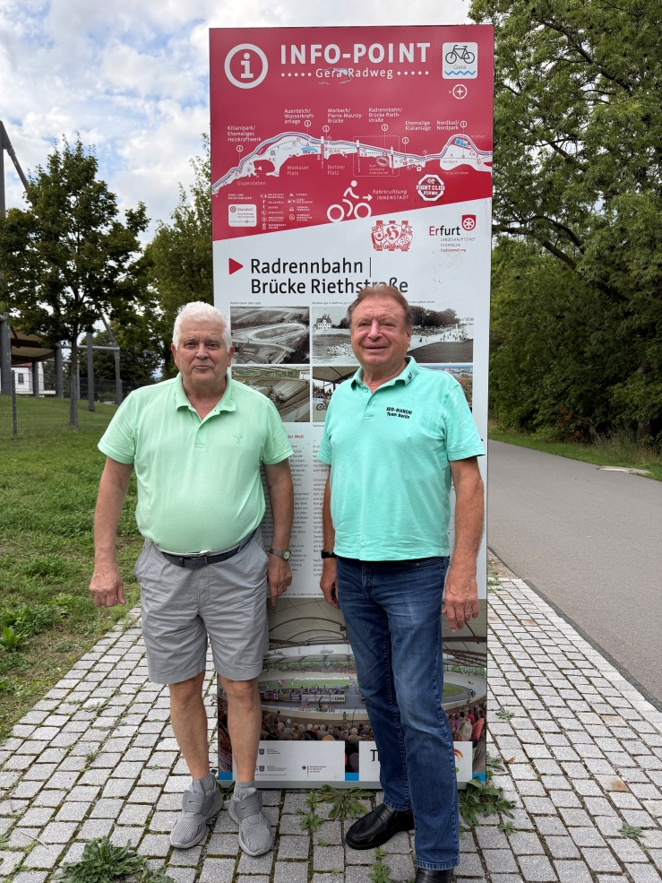 Kurt Liebeskind und Thomas Huschke am Infopunkt der Radrennbahn Andreasried