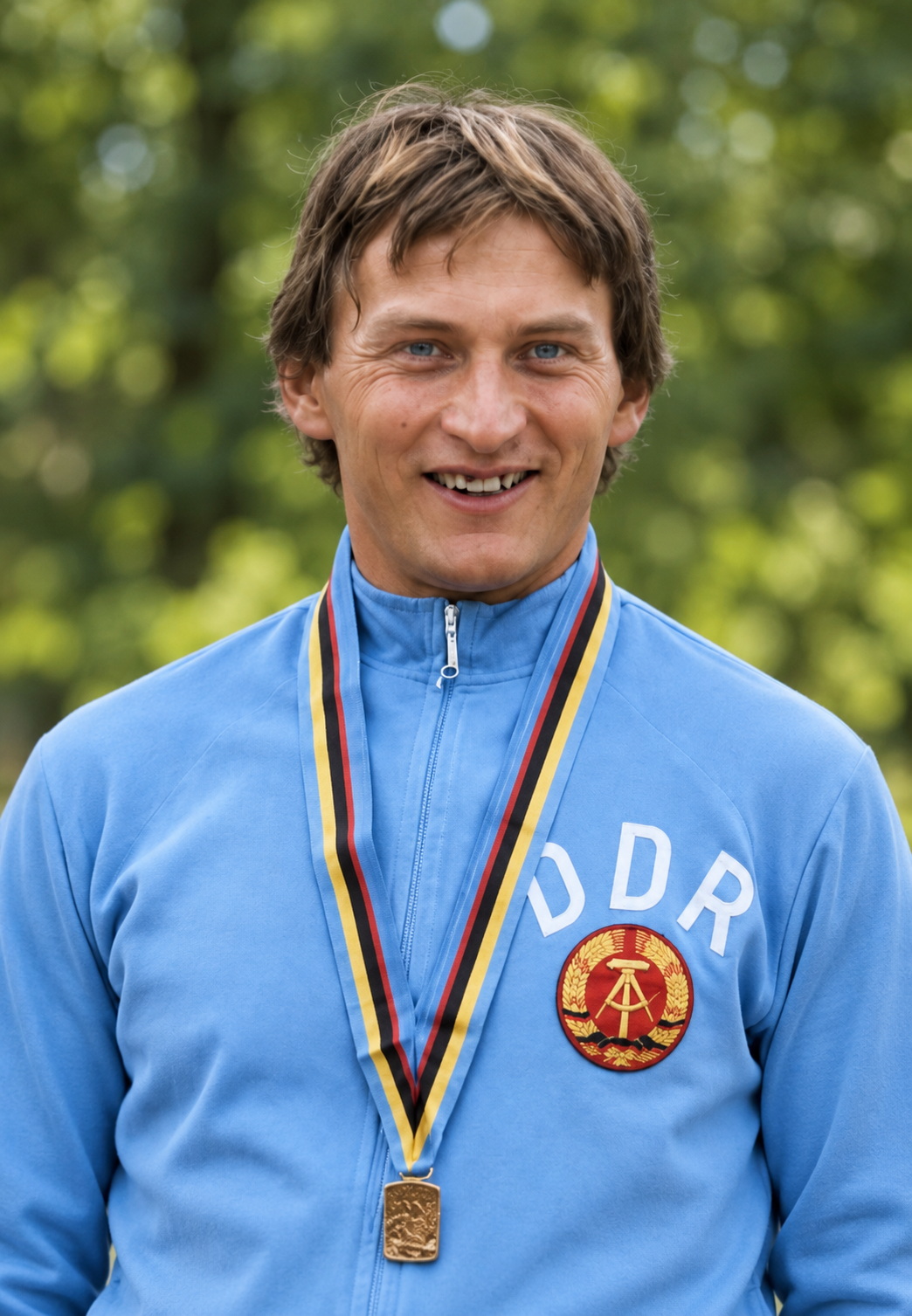 Bernd Drogan im blauen DDR-Trainingsanzug mit Medaille