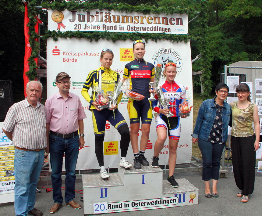 Anna-Helene Zdun (RSV Osterweddingen) vor Dorothea Heitzmann (RC Lostau) und Henrike Ludwig (Tuspo Weende)