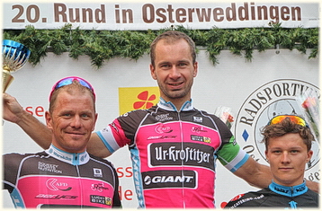 Henner R&ouml;der vor Eric Baumann und Yannik Stehlin